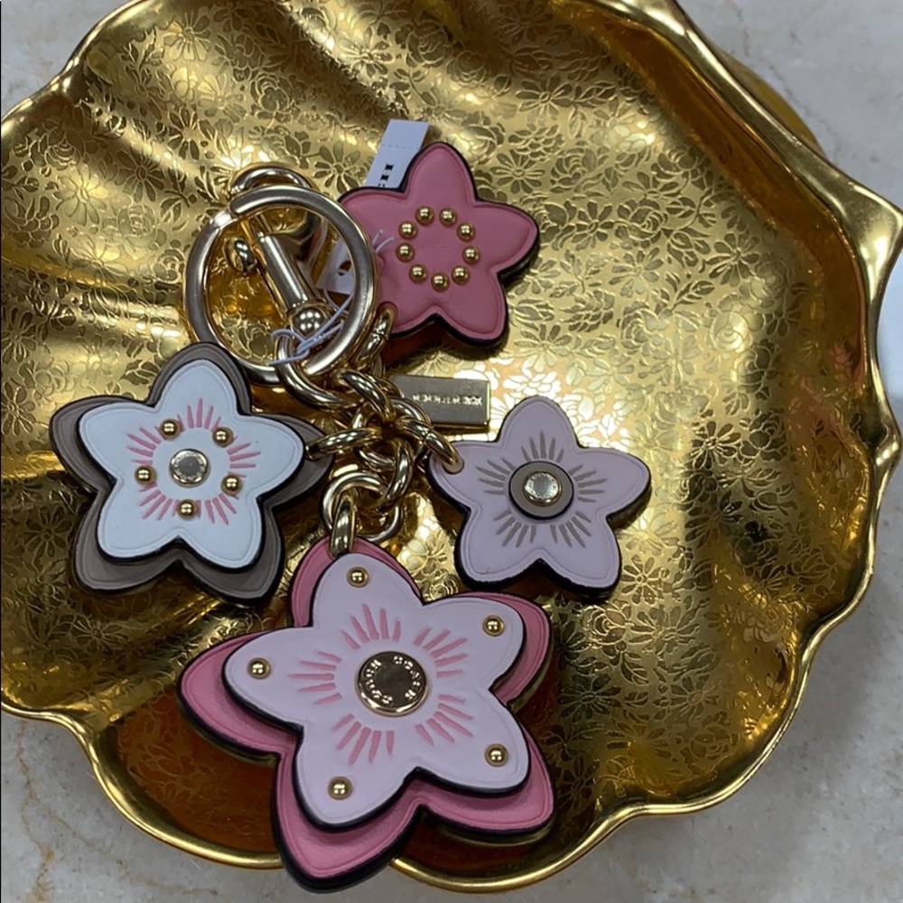 COACH WILDFLOWER CLUSTER BAG CHARM BRASS & PINK - Picture 3 of 16
